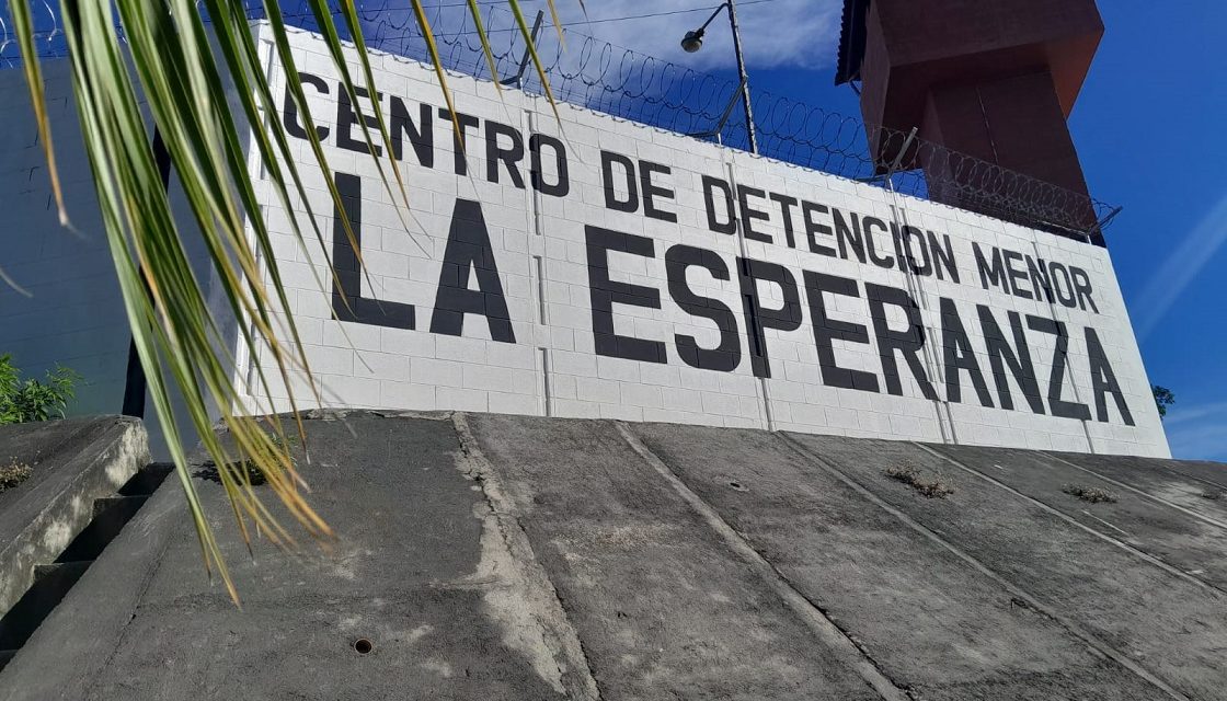 El Salvador: Un régimen que ha dejado 76 mil detenidos y más de doscientas personas muertas en prisiones