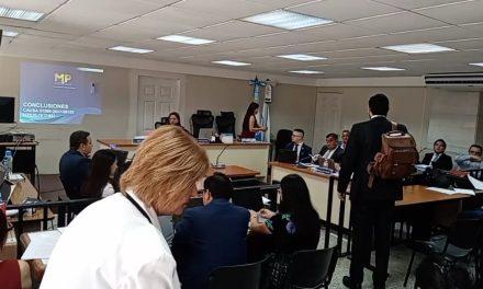 Anahy Keller abandona el juicio del Hogar Seguro tras recibir amparo provisional de la CC